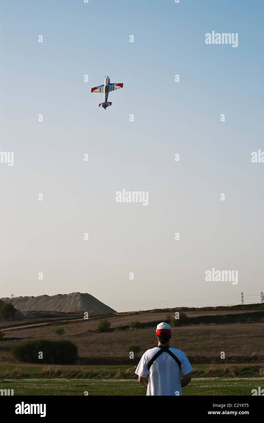 Les hommes avec le modèle rc avion en vol Banque D'Images