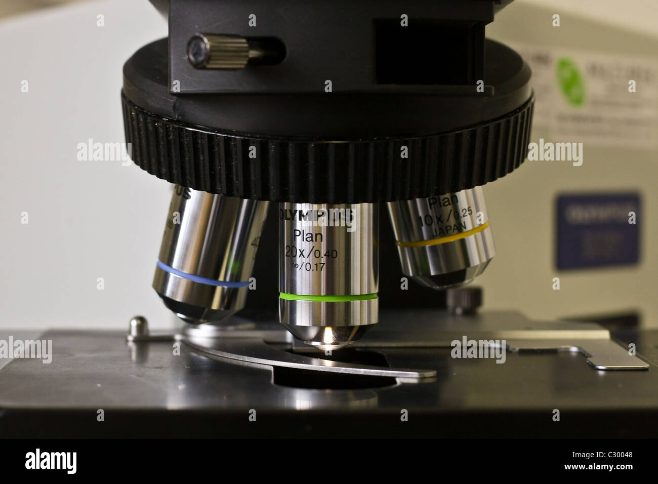 Close up des lentilles d'un microscope Olympus dans un laboratoire Banque D'Images
