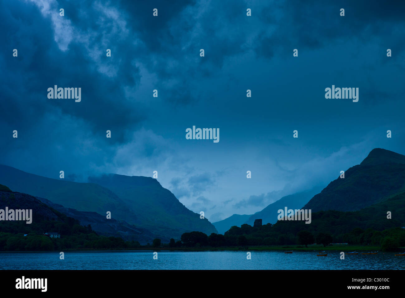 Llanberis Pass avec le bouton droit sur Snowdonia, Dolbadarn Castle et Llyn Padarn lake, dans le parc national de Snowdonia, le Pays de Galles Banque D'Images