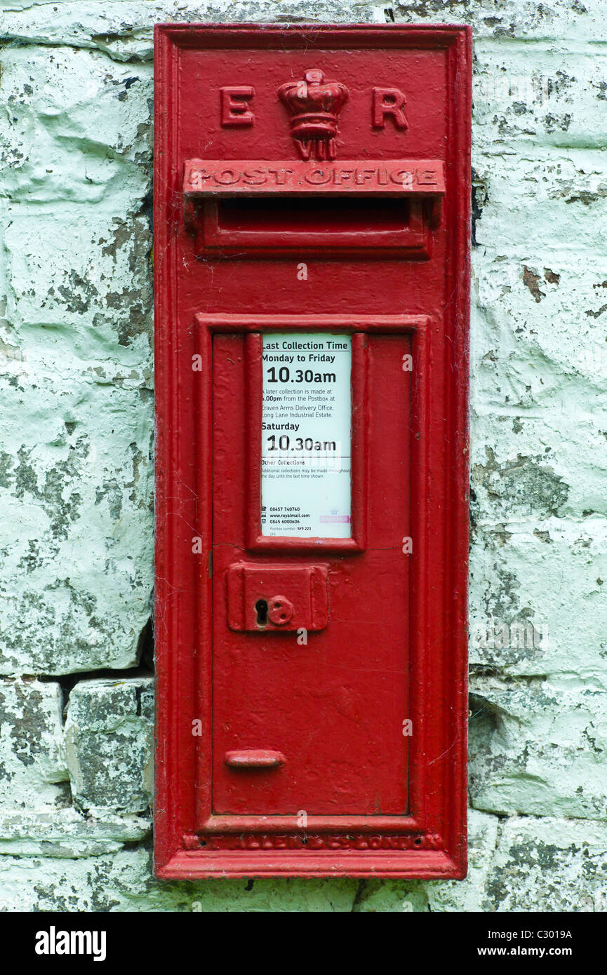 Postbox avec montage mural E R Elizabeth Regina cypher dans l'ancre, Shropshire, Royaume-Uni Banque D'Images