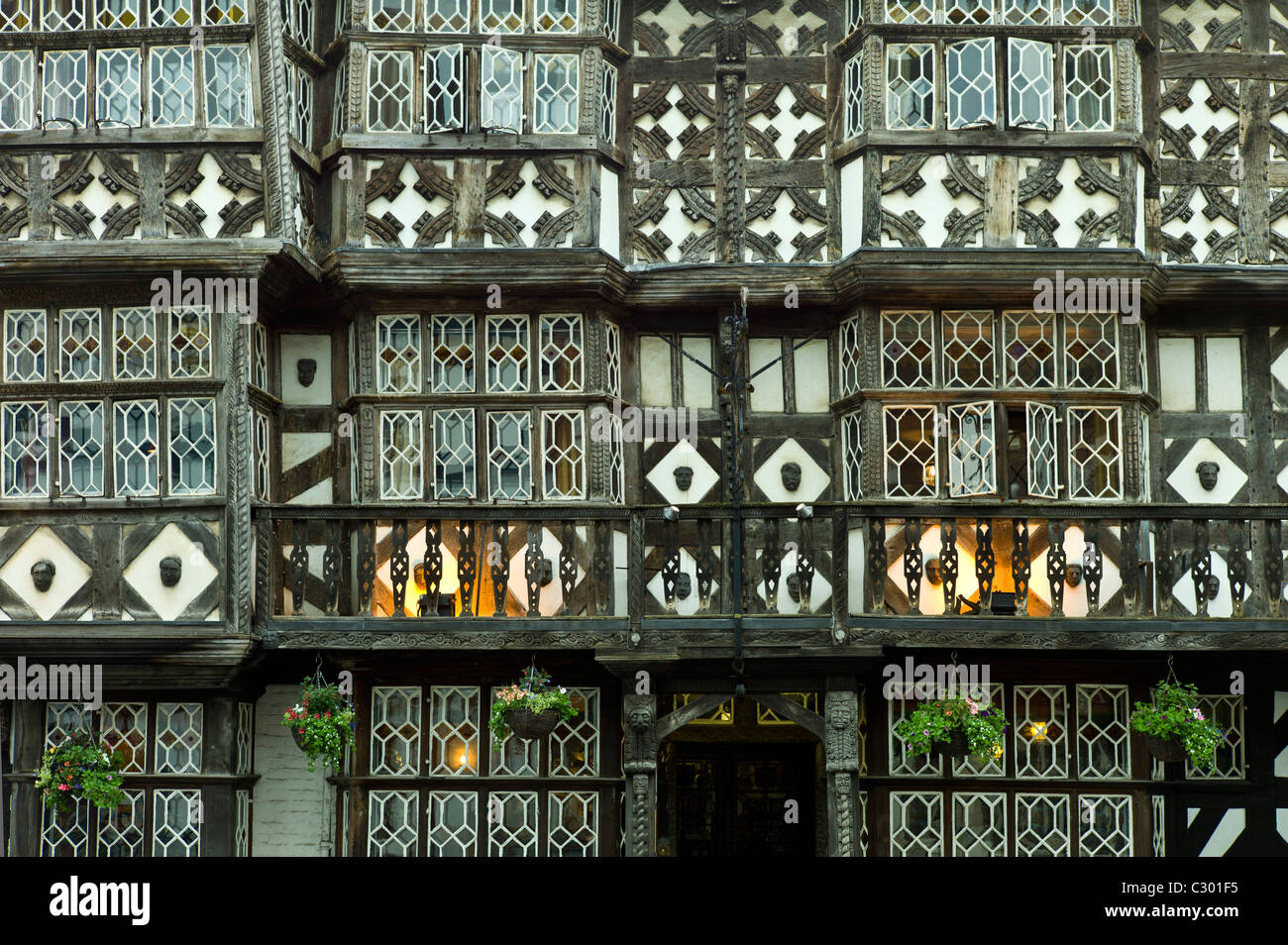 À pans de bois de style jacobéen l'hôtel Feathers dans les arènes à Ludlow, Shropshire, Angleterre Banque D'Images