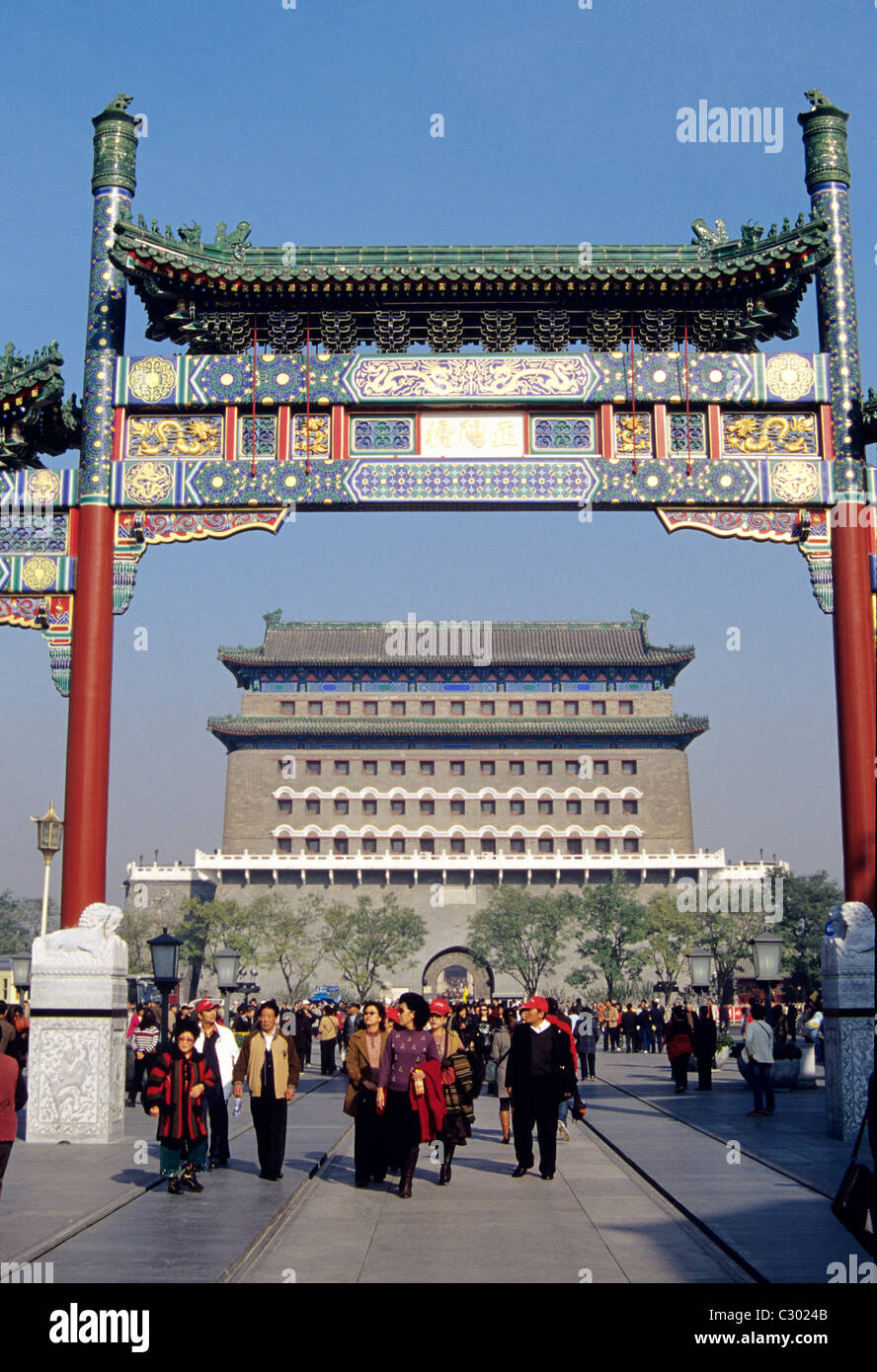 Beijing, Chine. Groupe de voyageurs chinois en vertu de promenades dans la ville historique de la place Tiananmen. 2009 © Bob Kreisel Banque D'Images