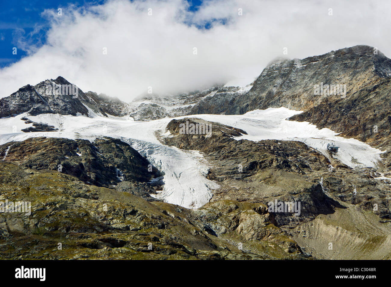 La fonte des glaciers sur le côté d'un rocky mountain en Suisse Banque D'Images