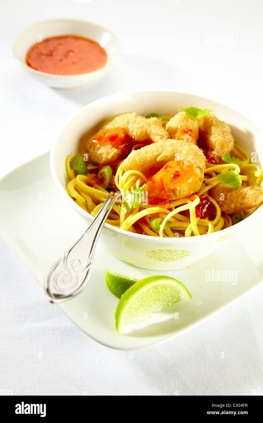 Crevettes frits dans une pâte croustillante. La nourriture cuite la photographie est calé avec de la chaux & salade verte dans un bol blanc et la plaque et trempette Banque D'Images