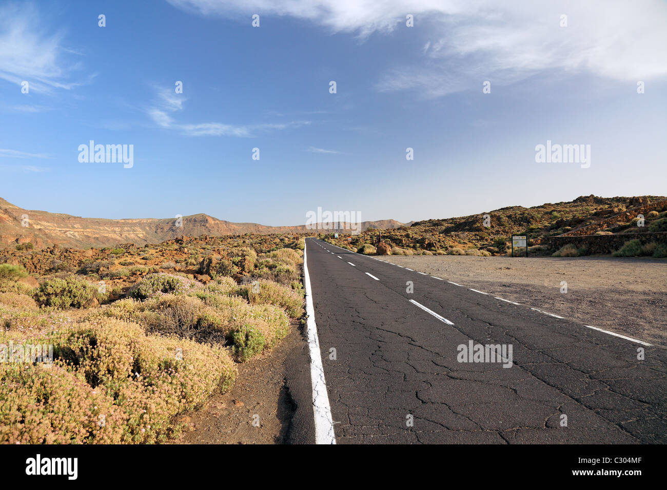 Route du désert asphalte, horizon de voyage. Trajet en voiture, ligne droite vide. Autoroute longue distance devant. La découverte à Tenerife, Espagne Banque D'Images