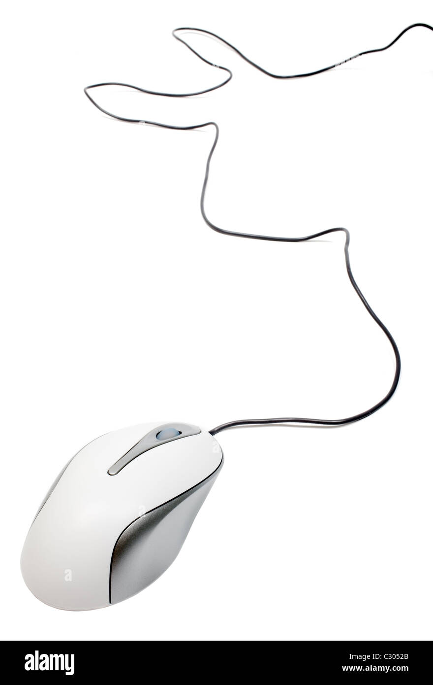 Matériel de souris d'ordinateur avec connexion câblée isolée sur fond blanc. Matériel périphérique optique, molette de défilement, boutons de clic. Banque D'Images