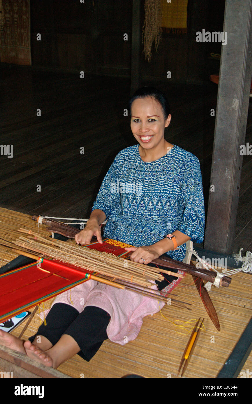 Weaver à Sarawak Cultural Village Banque D'Images