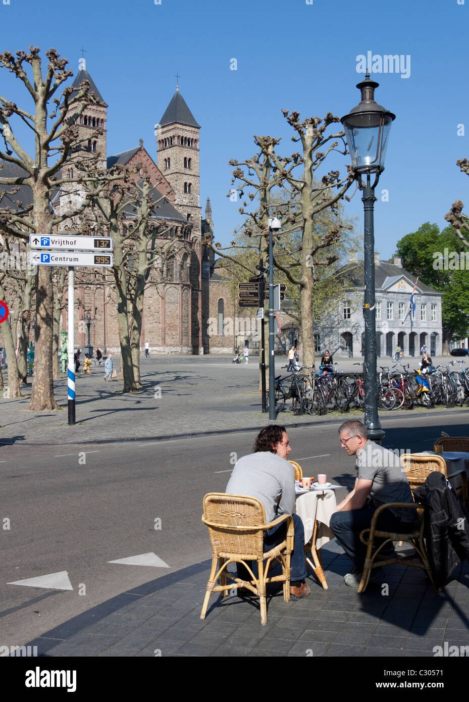 Café de la rue à un angle de la place Vrijthof Maastricht Banque D'Images