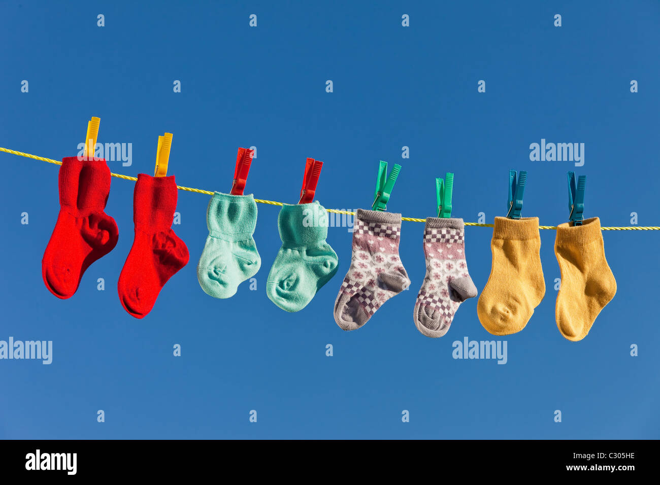 Chaussettes bebe sur corde a linge pour secher Photo Stock Alamy