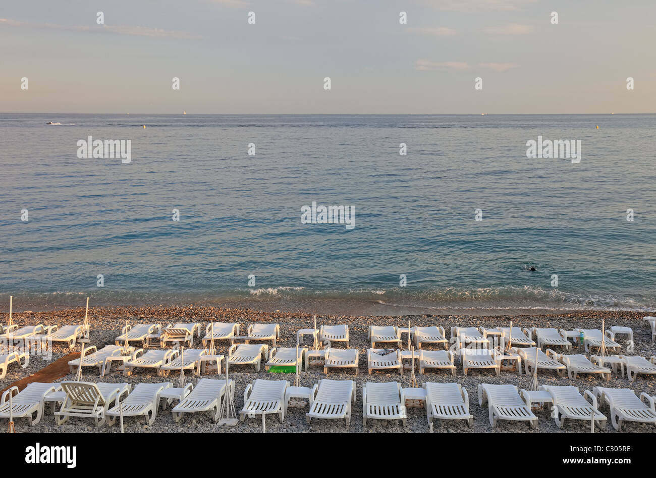Beaucoup de chaises longues sur la plage de Nice, France. Banque D'Images