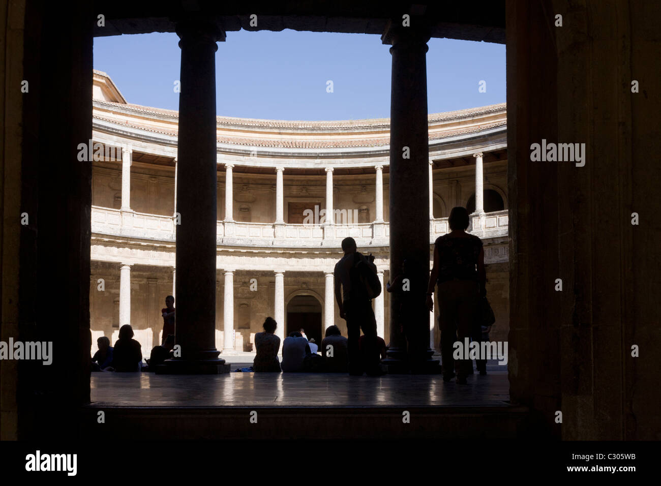 Les visiteurs admirer le cercle intérieur du Palacio de Carlos V à Alhambra, Garana. Banque D'Images