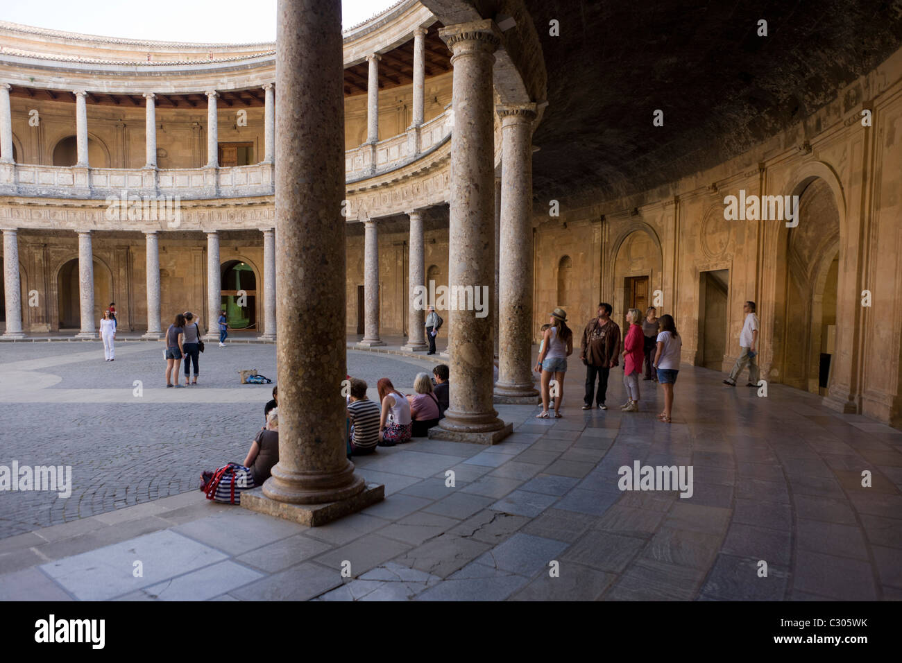 Les visiteurs admirer le cercle intérieur du Palacio de Carlos V à Alhambra, Grenade. Banque D'Images