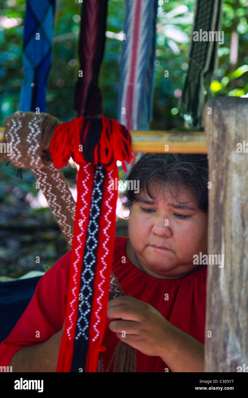 Native American Woman stringing beads au Village indien Oconaluftee à Cherokee, Caroline du Nord. Banque D'Images