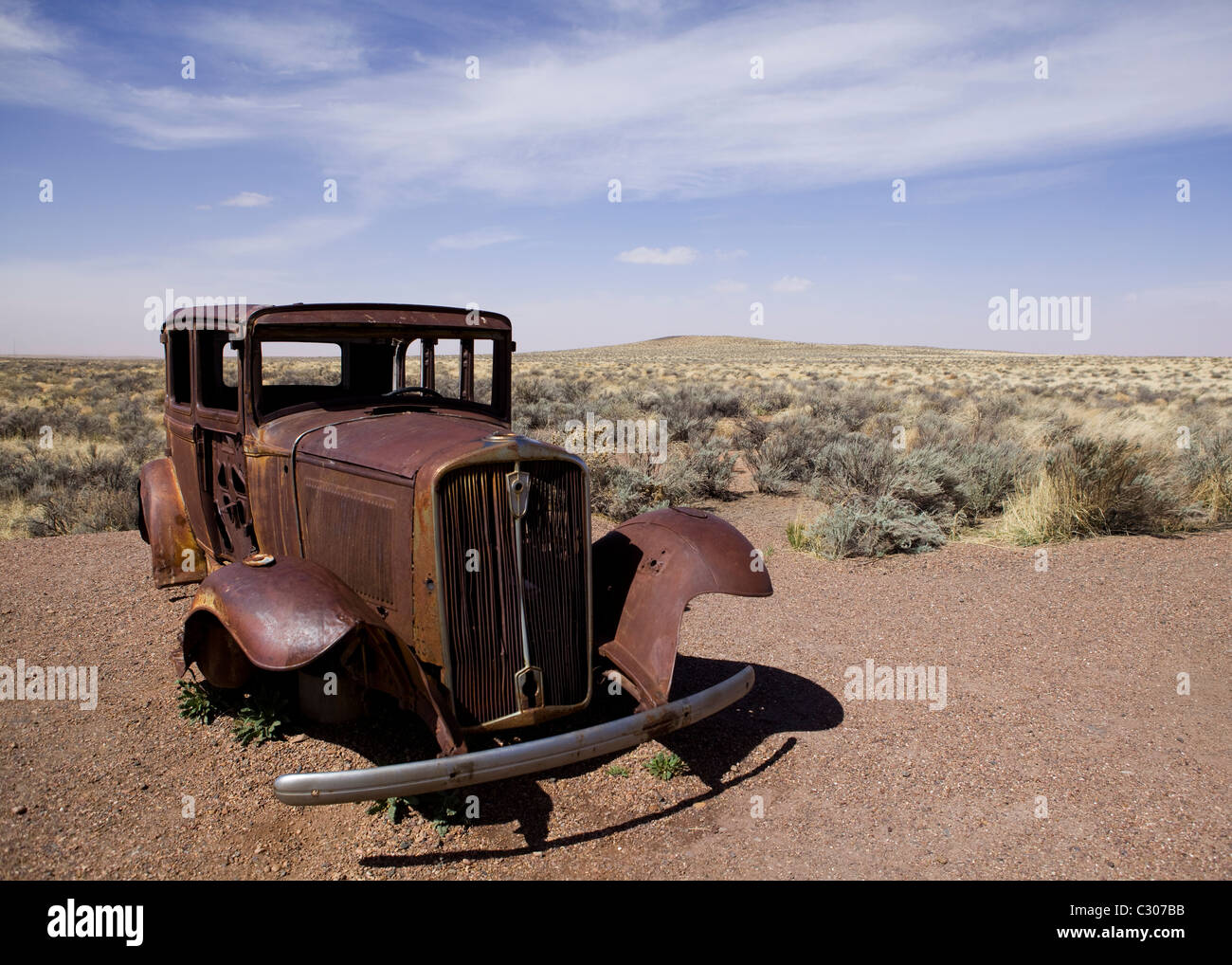 Voitures anciennes déserte dans le paysage désertique de l'Amérique du Nord - Arizona USA Banque D'Images