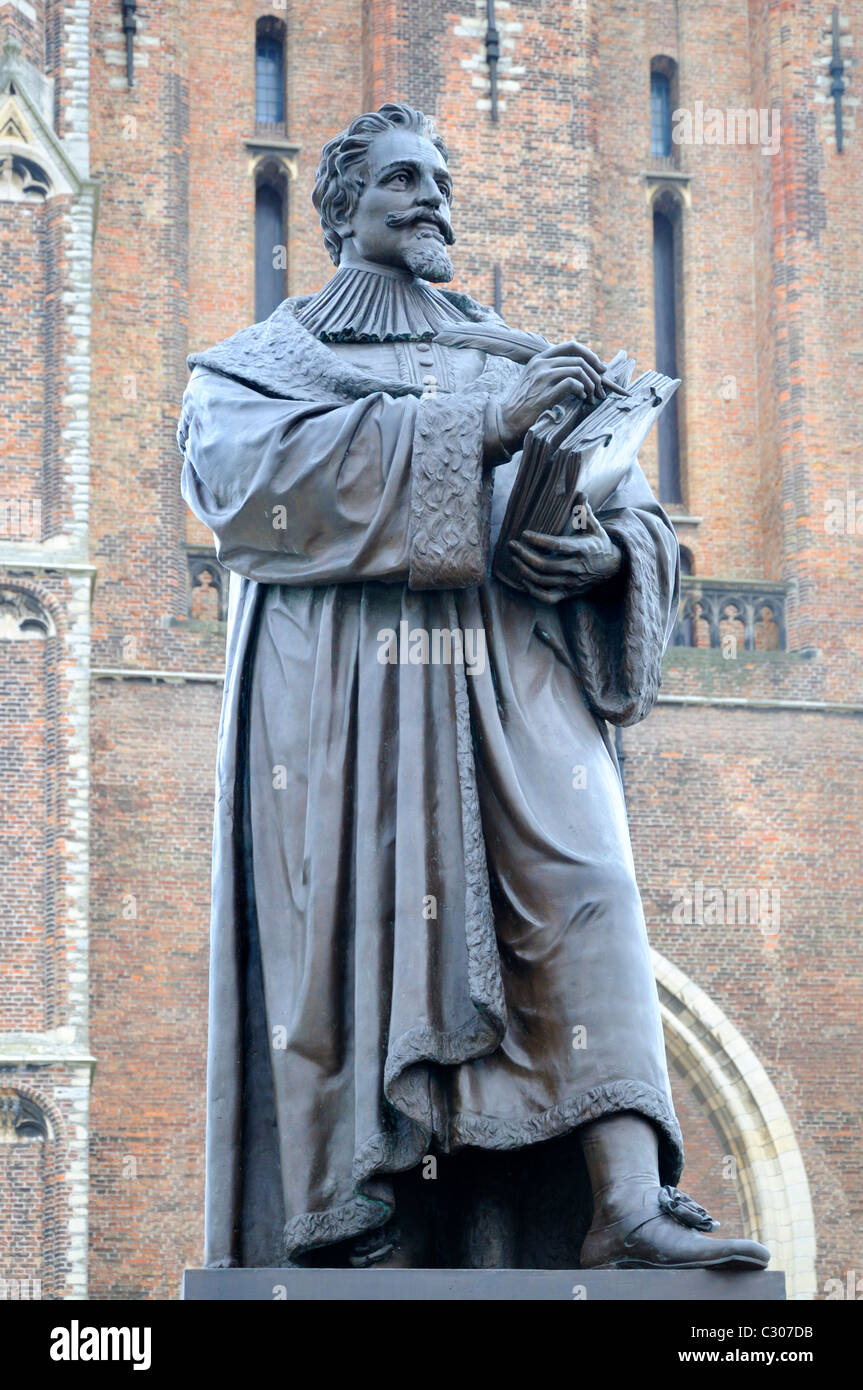 Delft, Pays-Bas. Statue (1886) de Hugo Grotius (Hugo de Groot ; 1583-1645), érudit et homme d'jusist Banque D'Images