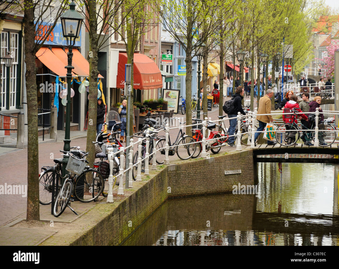 Delft, Pays-Bas. Canal et Kruyersbrug (pont) Banque D'Images