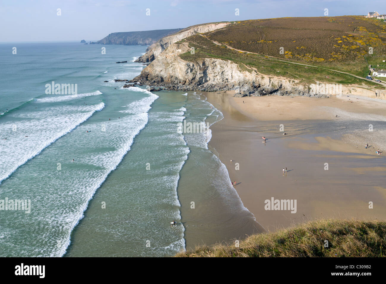 Haut sur les falaises au-dessus de Porthtowan beach à Cornwall UK. Banque D'Images