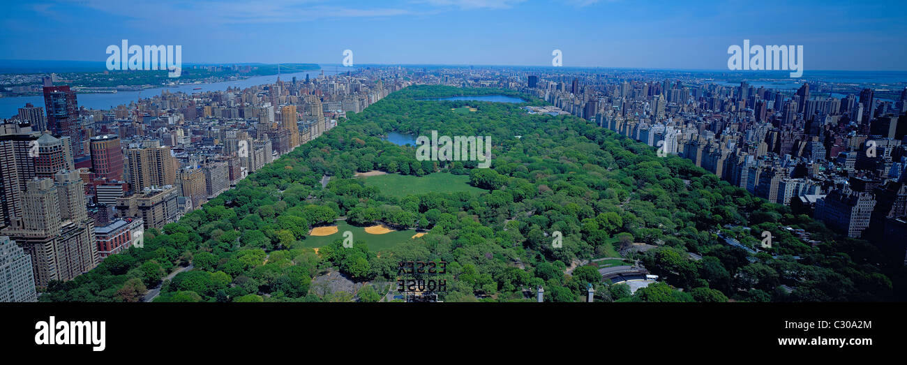 Photo panoramique de jour à au Nord de Central Park, à Manhattan, New York City au printemps prises à partir de la situation élevée. Banque D'Images