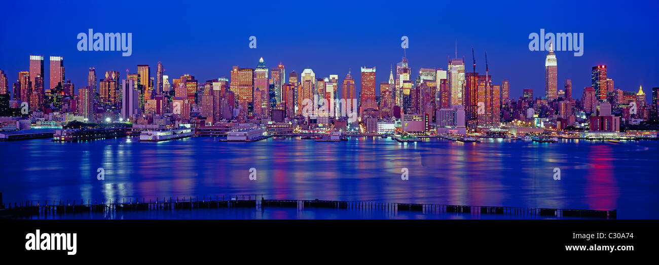 Photo panoramique de Manhattan, New York City skyline at Dusk, avec réflexion dans la rivière Hudson, extraite du New Jersey. Banque D'Images