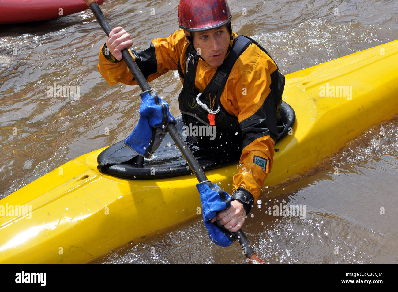 Dans kayacker colorado rapids Banque D'Images