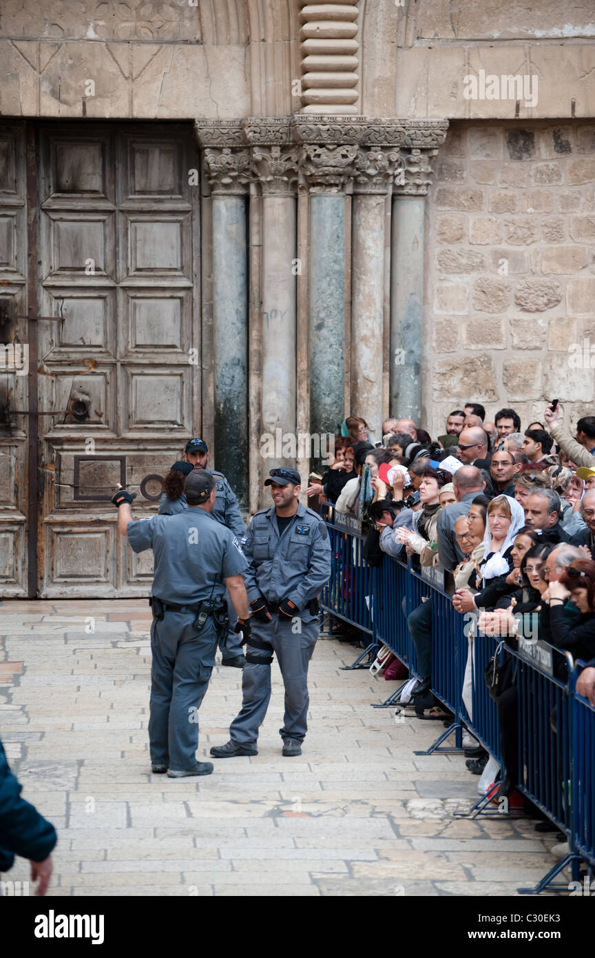La police israélienne a contrôler les foules en attente d'entrer dans l'église du Saint Sépulcre, site traditionnel de la crucifixion de Jésus. Banque D'Images