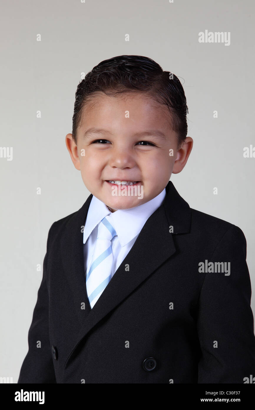 Petit garçon vêtu d'un costume et cravate Photo Stock - Alamy