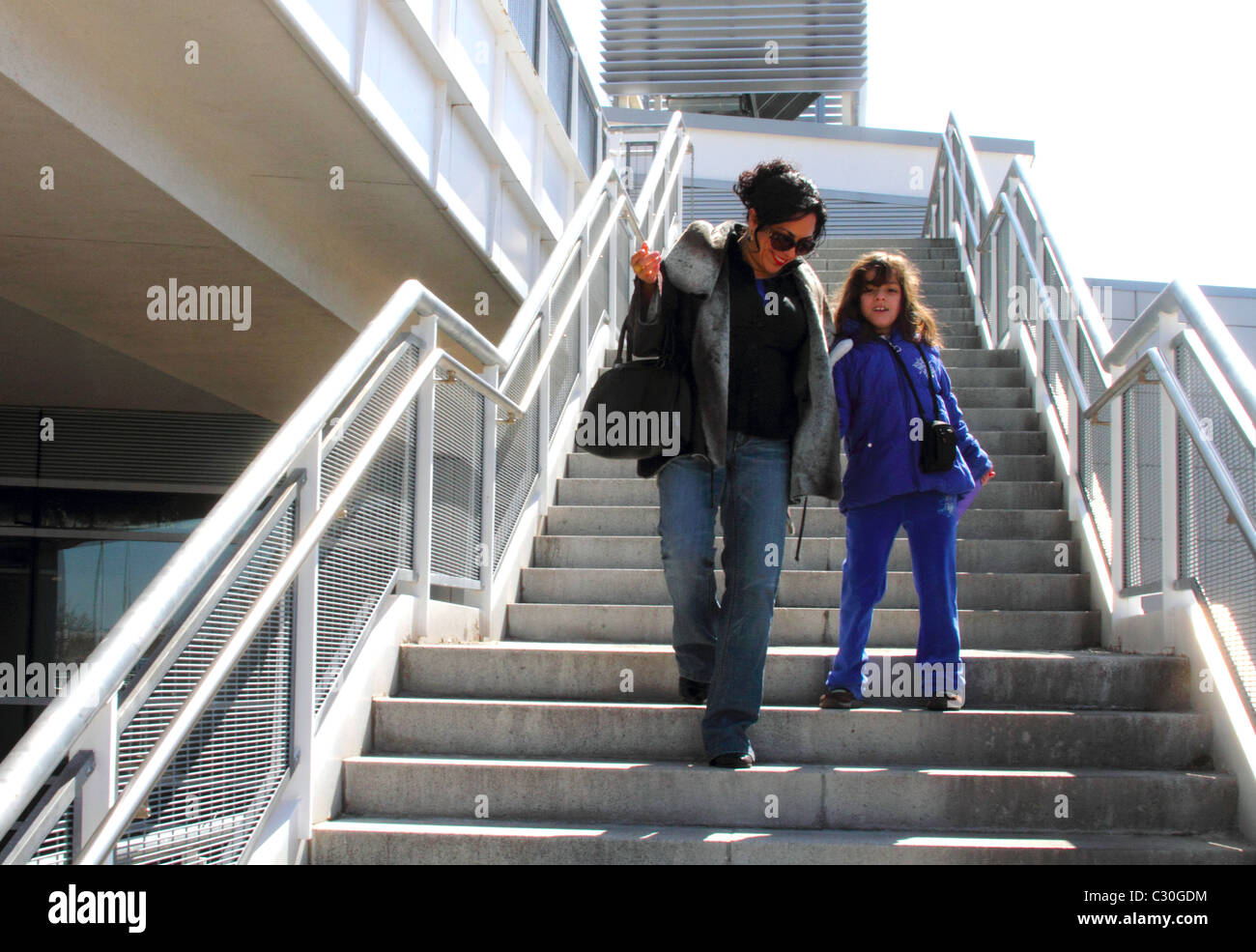 Mère et fille marcher dans les étapes à la station de ferry de Staten Island Banque D'Images