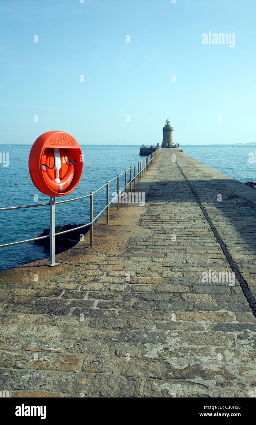 Brise-lames de la jetée rouge anneau de sauvetage phare St Peter Port Guernsey Channel Islands Banque D'Images