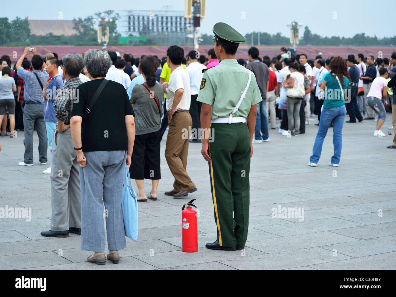 Un soldat chinois avec un extincteur lors d'une cérémonie du drapeau national quotidien de la Place Tiananmen, à Beijing, Chine CN Banque D'Images