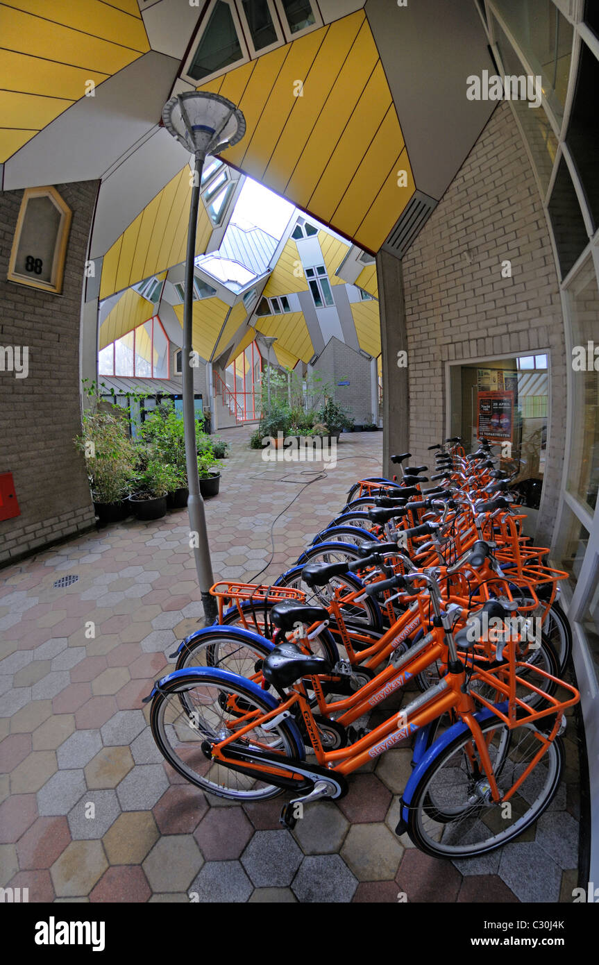 Rotterdam, Pays-Bas. Blaakse Bos housing project (Piet Blom 1984) maisons Cube / Kijk-Kubus. Des vélos en stationnement Banque D'Images
