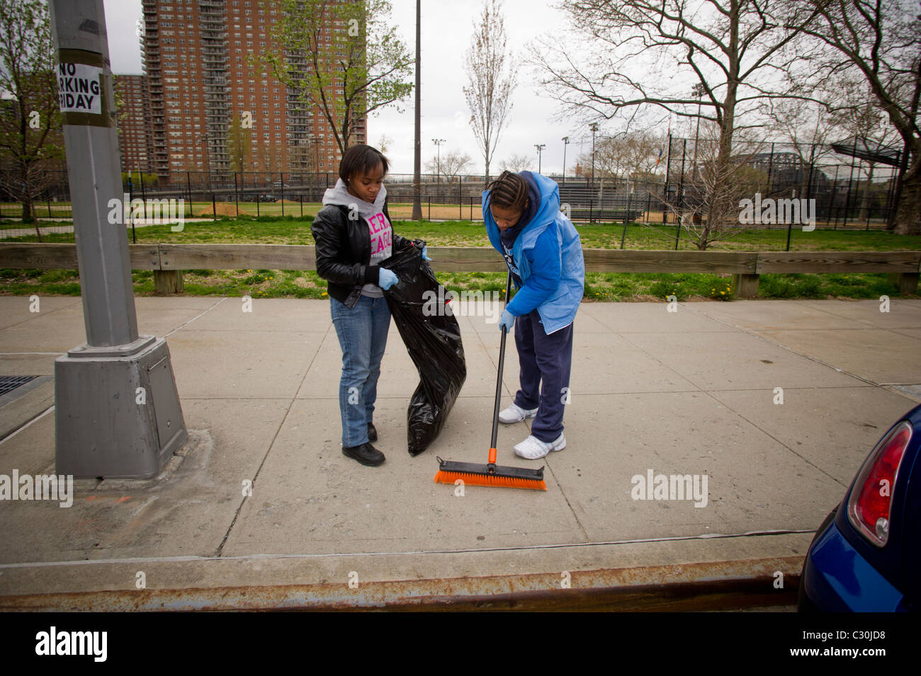 Jour de nettoyage à Harlem autour du 369e Harlem Armory à New York le jour de la Terre Banque D'Images