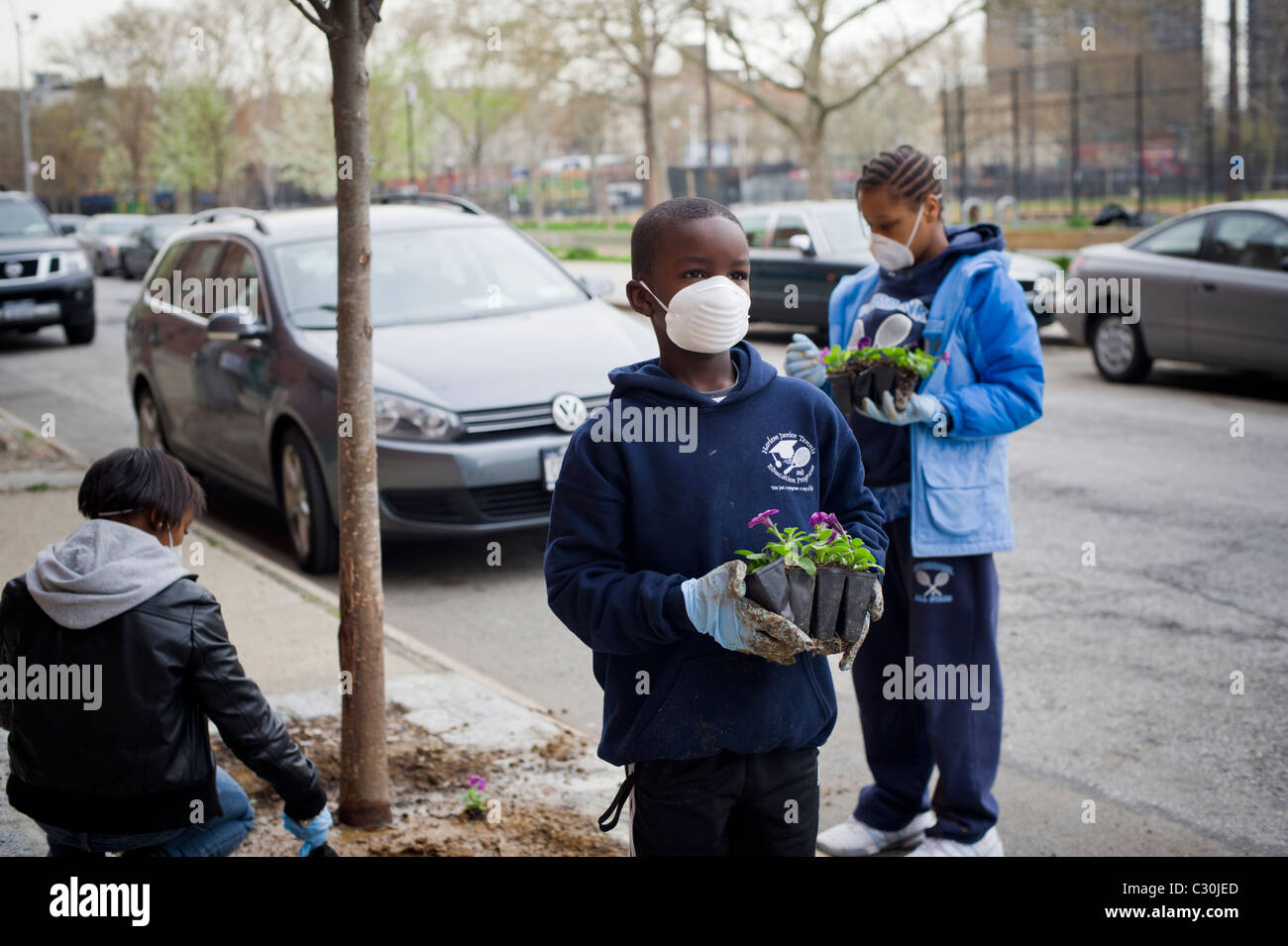 Les enfants participent à jour de nettoyage à Harlem Banque D'Images