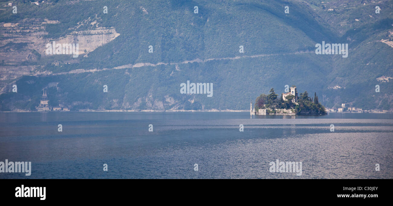 Paysage panoramique de l'île de Loreta sur le lac d'Iseo, Italie. Banque D'Images