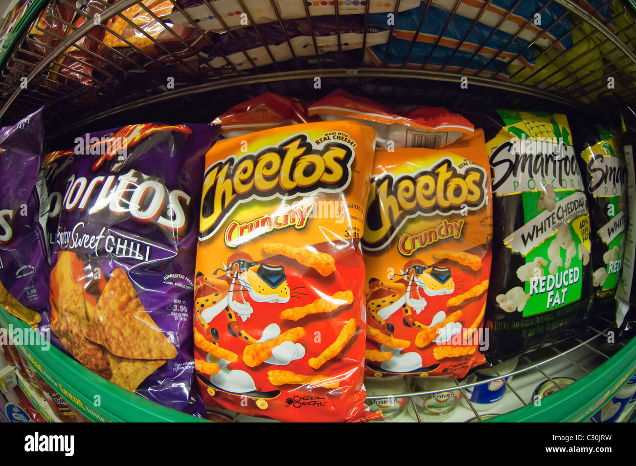 Un écran de marque Frito-Lay savoureuses chips et des collations dans un  supermarché de New York Photo Stock - Alamy