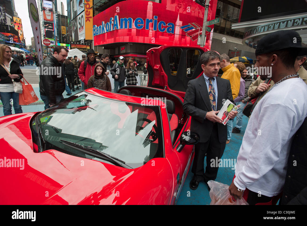 Les visiteurs de la célébration de la Journée de la Terre à Times Square à New York admirer l'inizio RTX de Li-ion Motors Corp. Banque D'Images