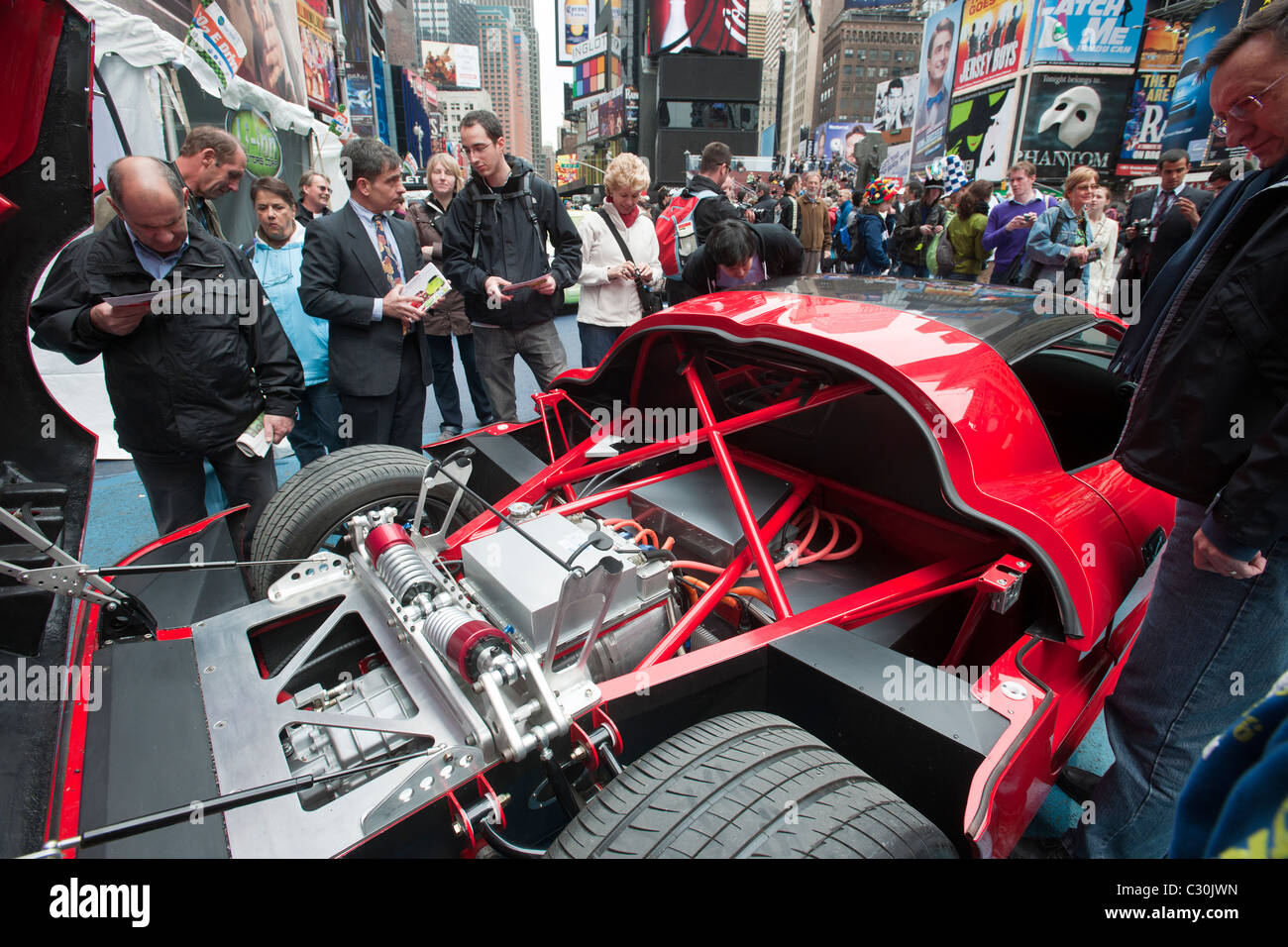 Les visiteurs de la célébration de la Journée de la Terre à Times Square à New York admirer l'inizio RTX de Li-ion Motors Corp. Banque D'Images