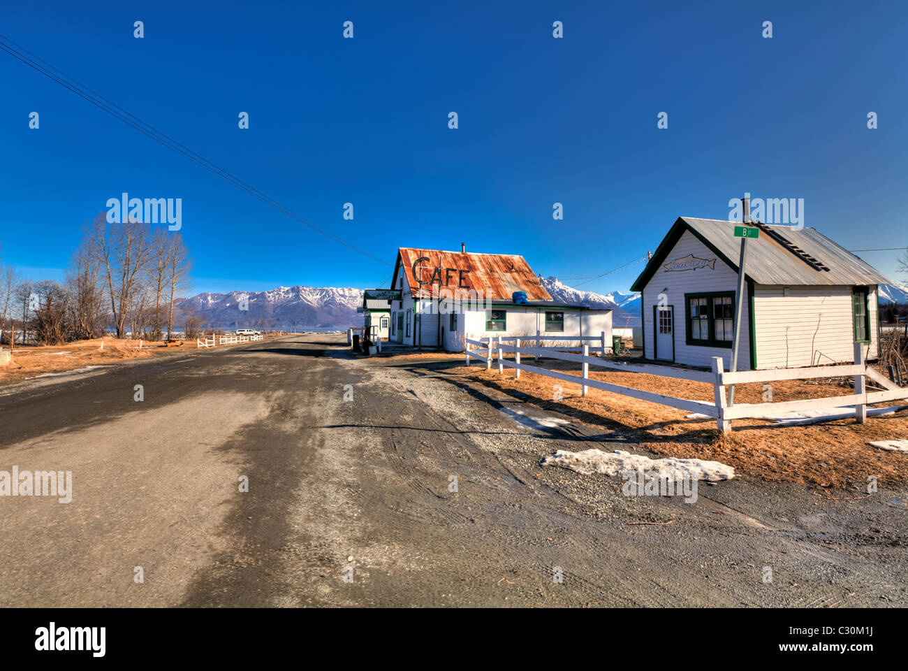 Vue sur la rue du centre-ville de l'espoir le long de la péninsule de Kenai, Turnagain Arm, Southcentral Alaska, printemps, HDR Banque D'Images
