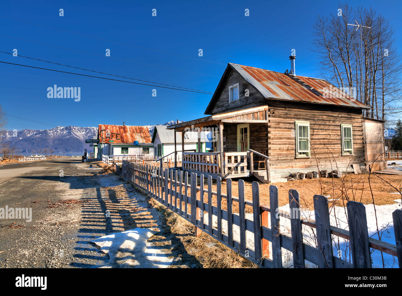 Vue sur la rue du centre-ville de l'espoir le long de la péninsule de Kenai, Turnagain Arm, Southcentral Alaska, printemps, HDR Banque D'Images