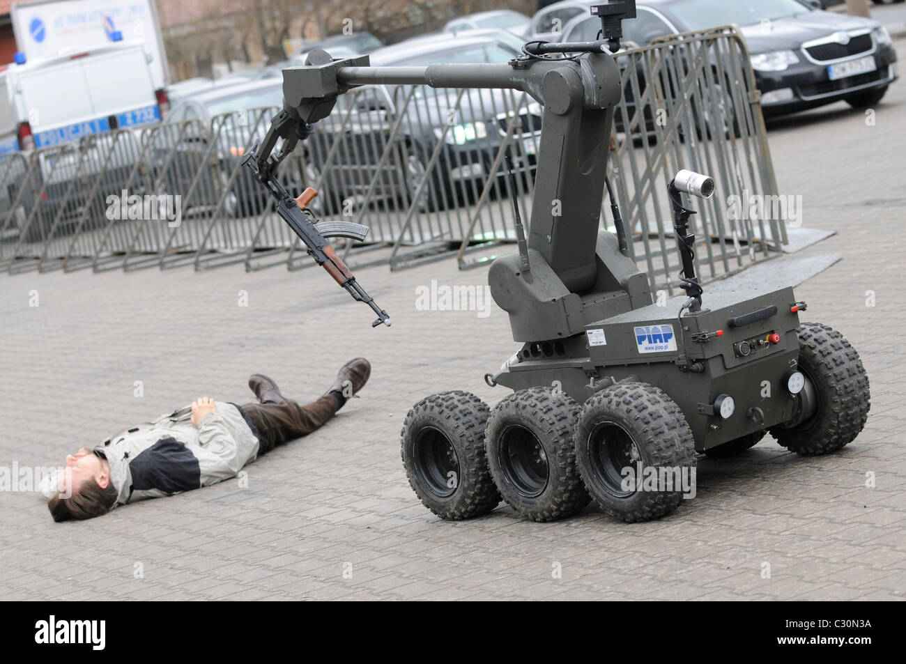 PIAP société IBIS contrôlé à distance du robot de combat et pyrotechniques désarmer "terroristes". EUROPOLTECH 2011 foire internationale. Banque D'Images