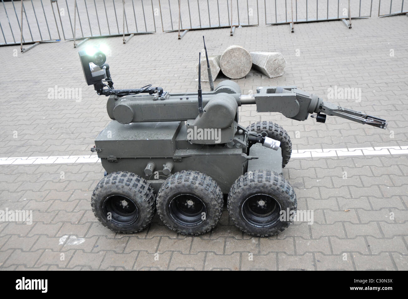 PIAP société IBIS - contrôlé à distance du robot de combat et pyrotechniques sur EUROPOLTECH 2011 Salon international Banque D'Images