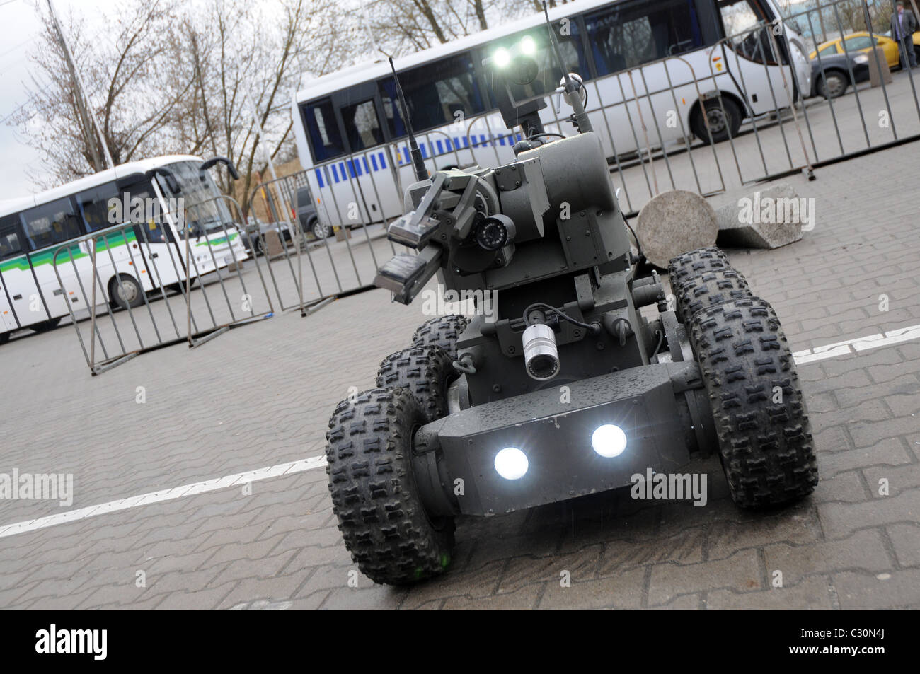 PIAP société IBIS - contrôlé à distance du robot de combat et pyrotechniques sur EUROPOLTECH 2011 Salon international Banque D'Images
