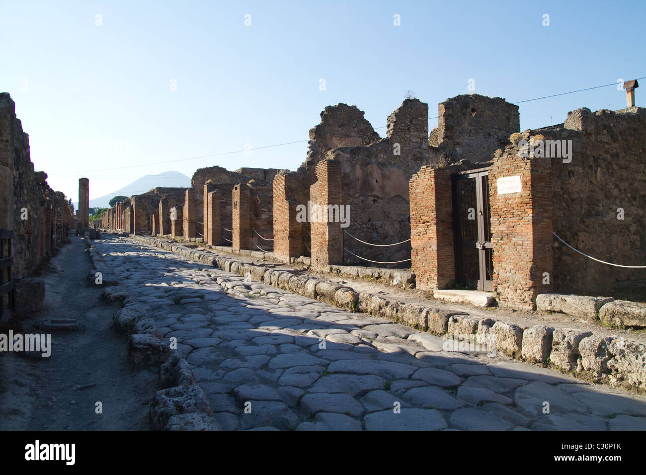 Une rue de ville en ruines de Pompéi, Italie Banque D'Images