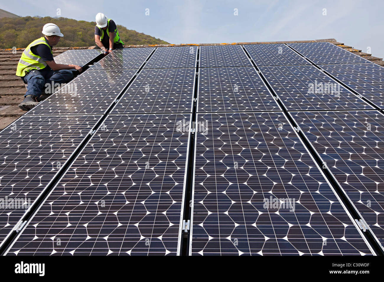 La pose de panneaux solaires photovoltaïques pour un toit de maison Galles UK Banque D'Images
