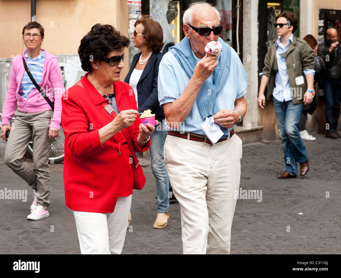 Rome, Italie - 22 avril 2010 - couple eating ice cream Banque D'Images