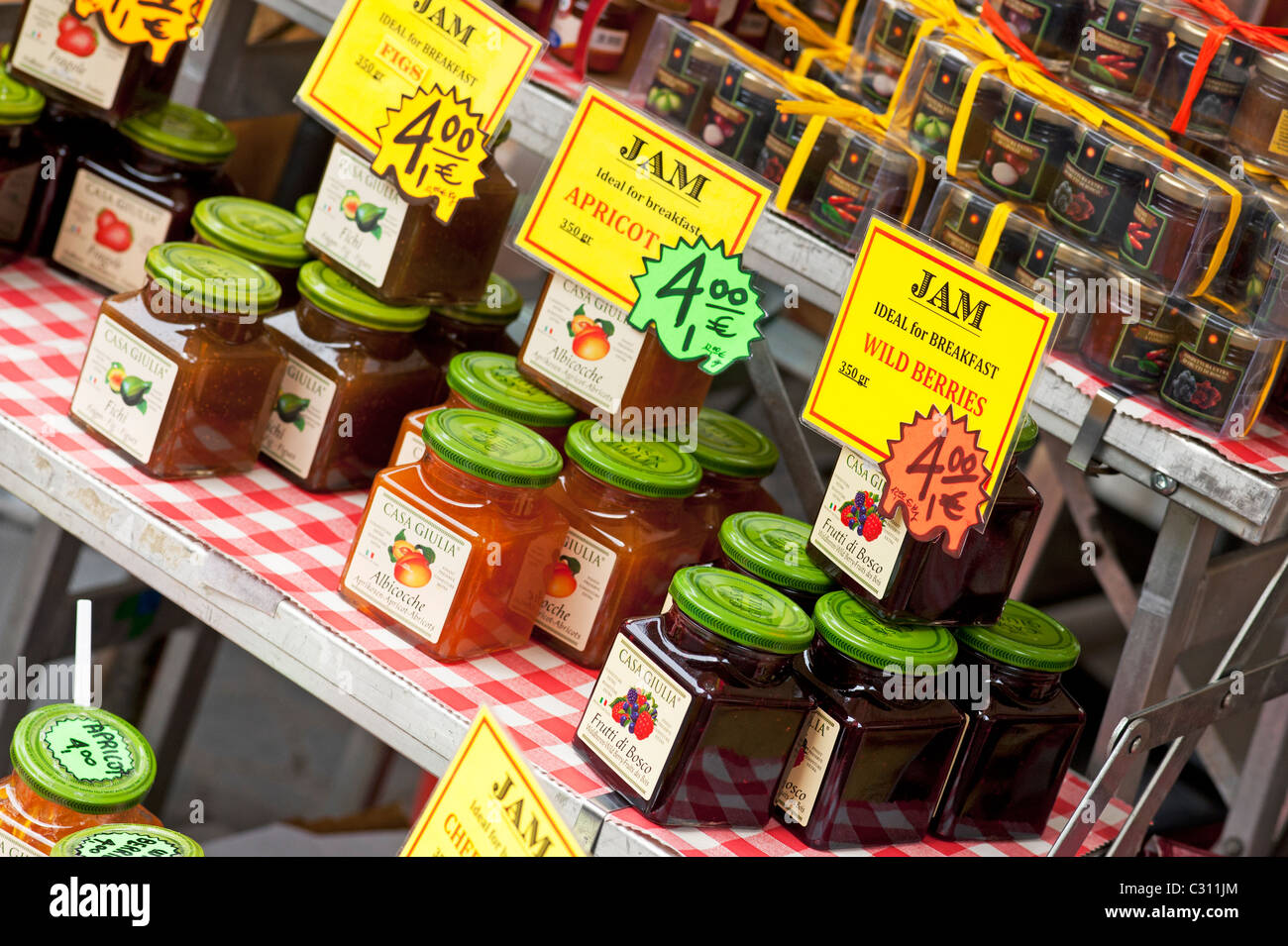 Pots de confiture faite maison sur un stand d'un marché à Rome, Italie Banque D'Images