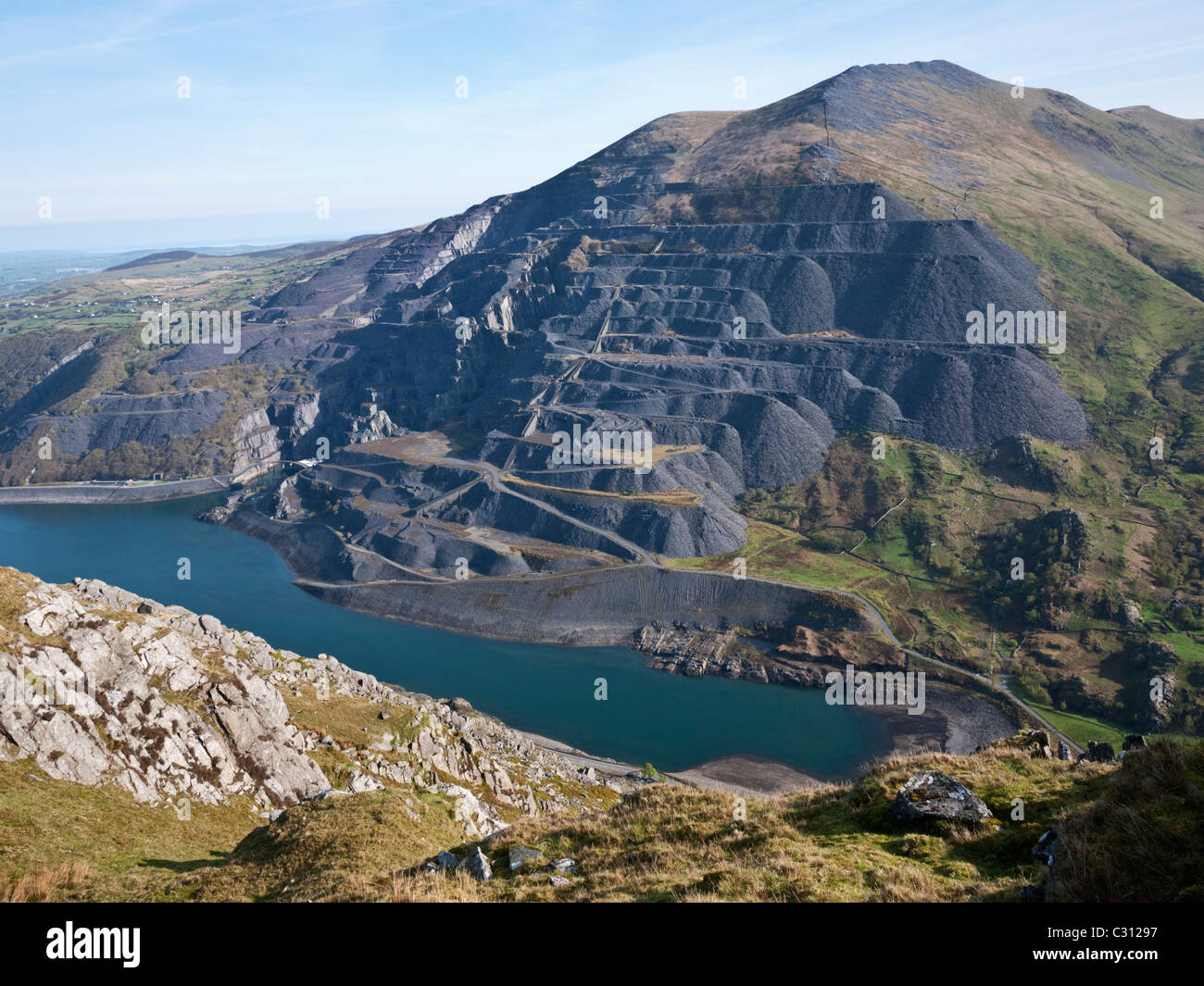Elidir Fawr vu de Snowdon, montrant les vastes travaux de la carrière d'ardoise au-dessus de Dinorwic Llyn Peris Banque D'Images