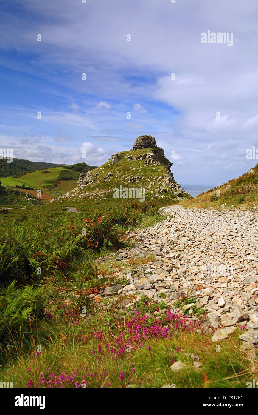 Rocky path menant à Castle Rock dans la Vallée des roches sur la côte nord du Devon England UK Banque D'Images