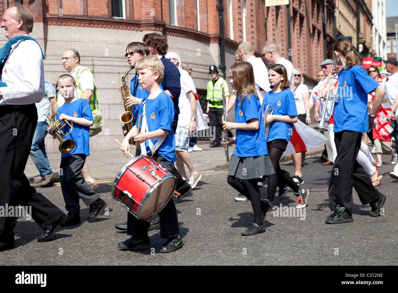 Une fanfare de jeunes sur St Georges jour Nottingham England UK Banque D'Images