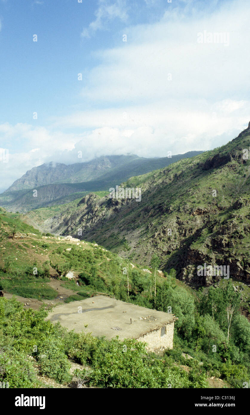 Les montagnes et les vallées du Kurdistan iranien, près de la frontière entre l'Iraq et Sardasht Zele Banque D'Images