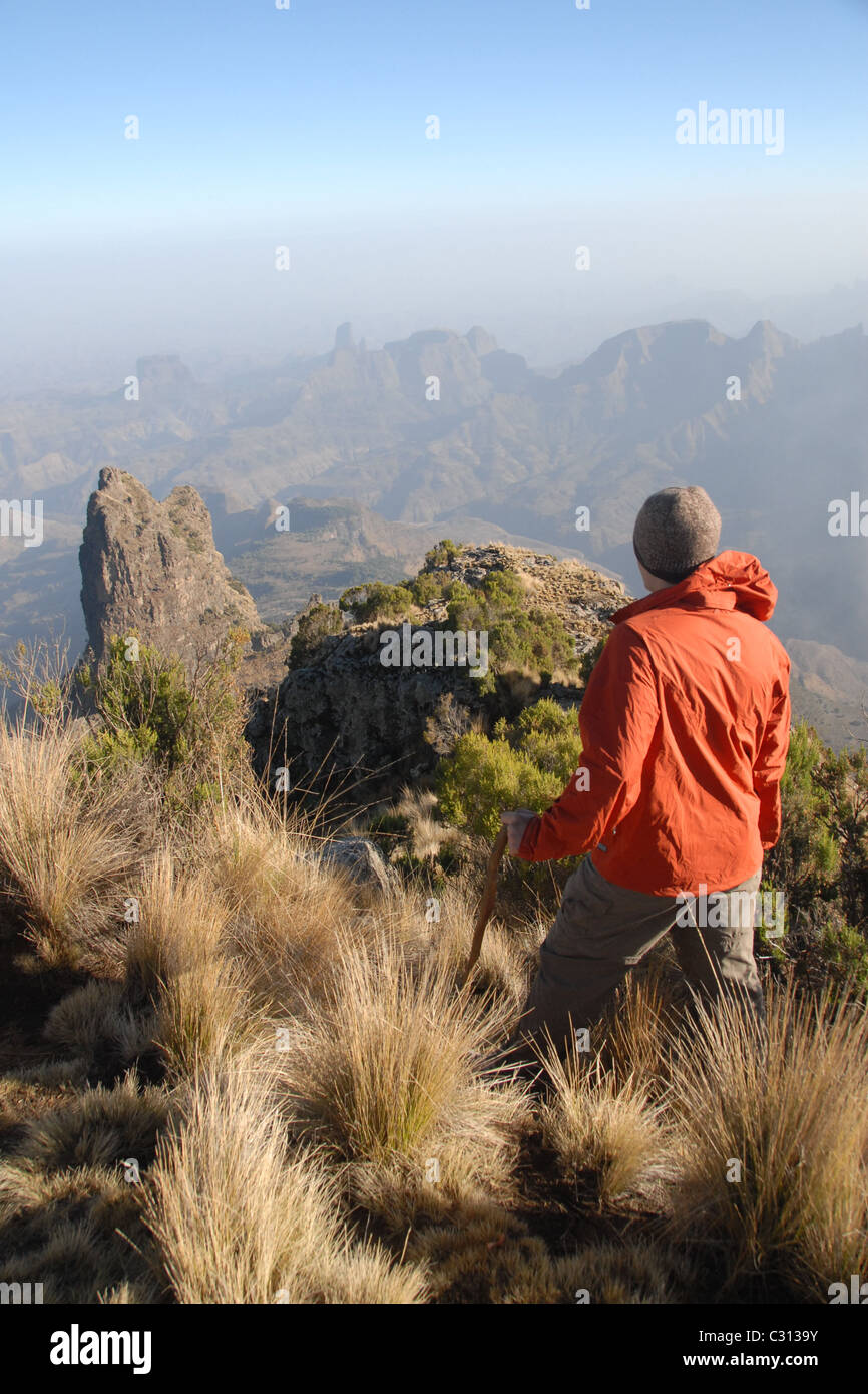 Montagnes du Simien, le nord de l'ETHIOPIE : UN trekker se tient devant les buttes et mesas vu du point de vue de l'IMET Gogo. Banque D'Images